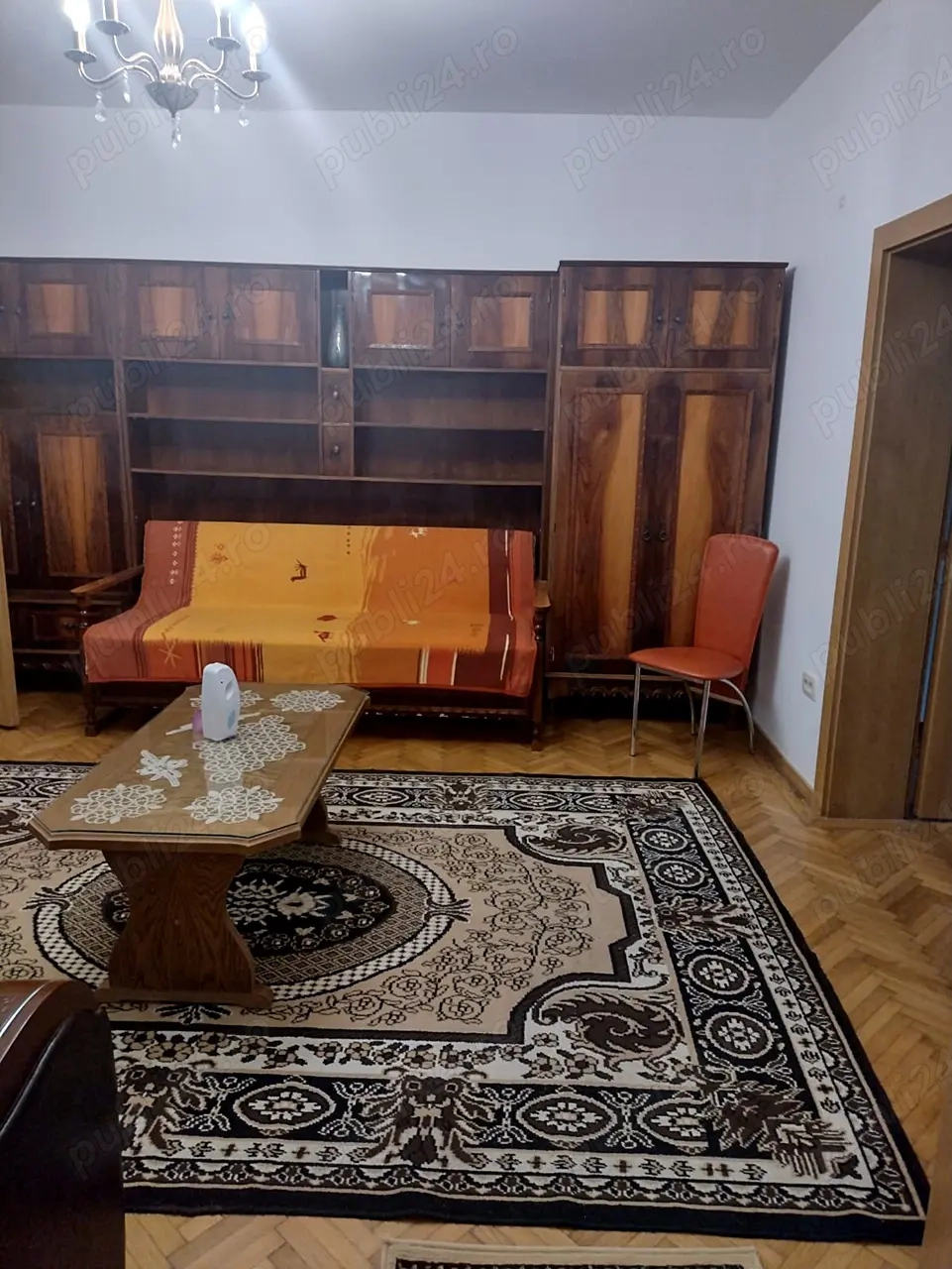 Apartament la casă in cartierul Florilor, de închiriat.