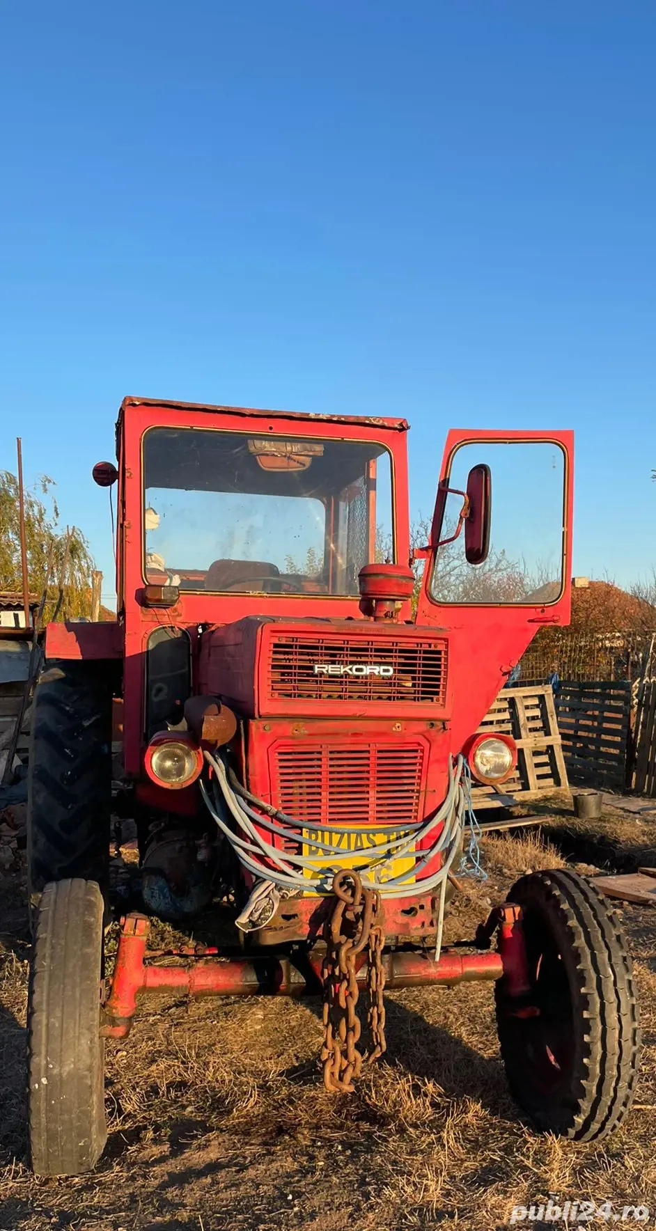 Tractor U650 cu remorcă și plug