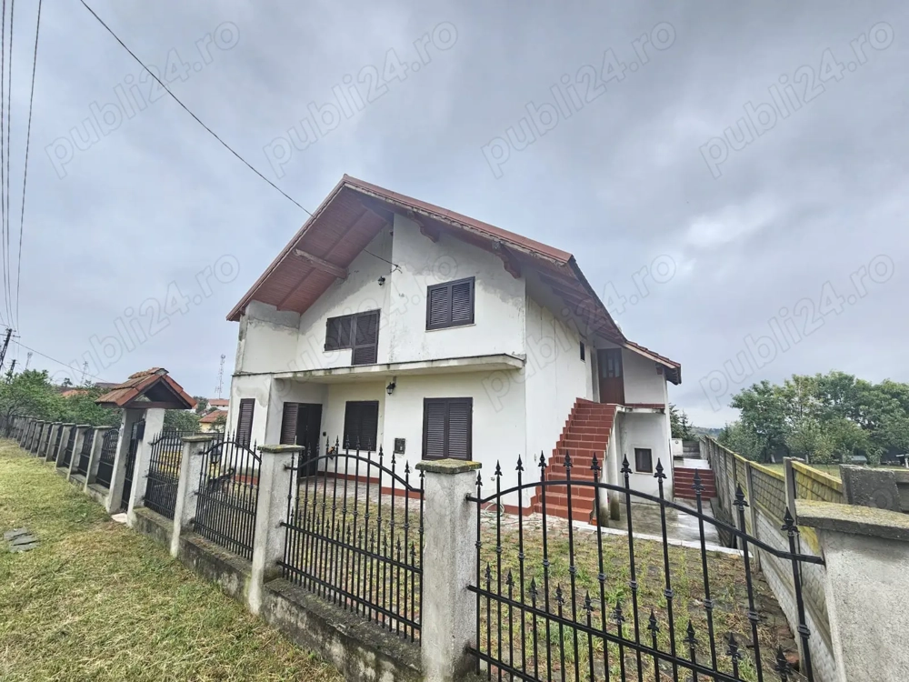 Vând urgent vila in Lugoj