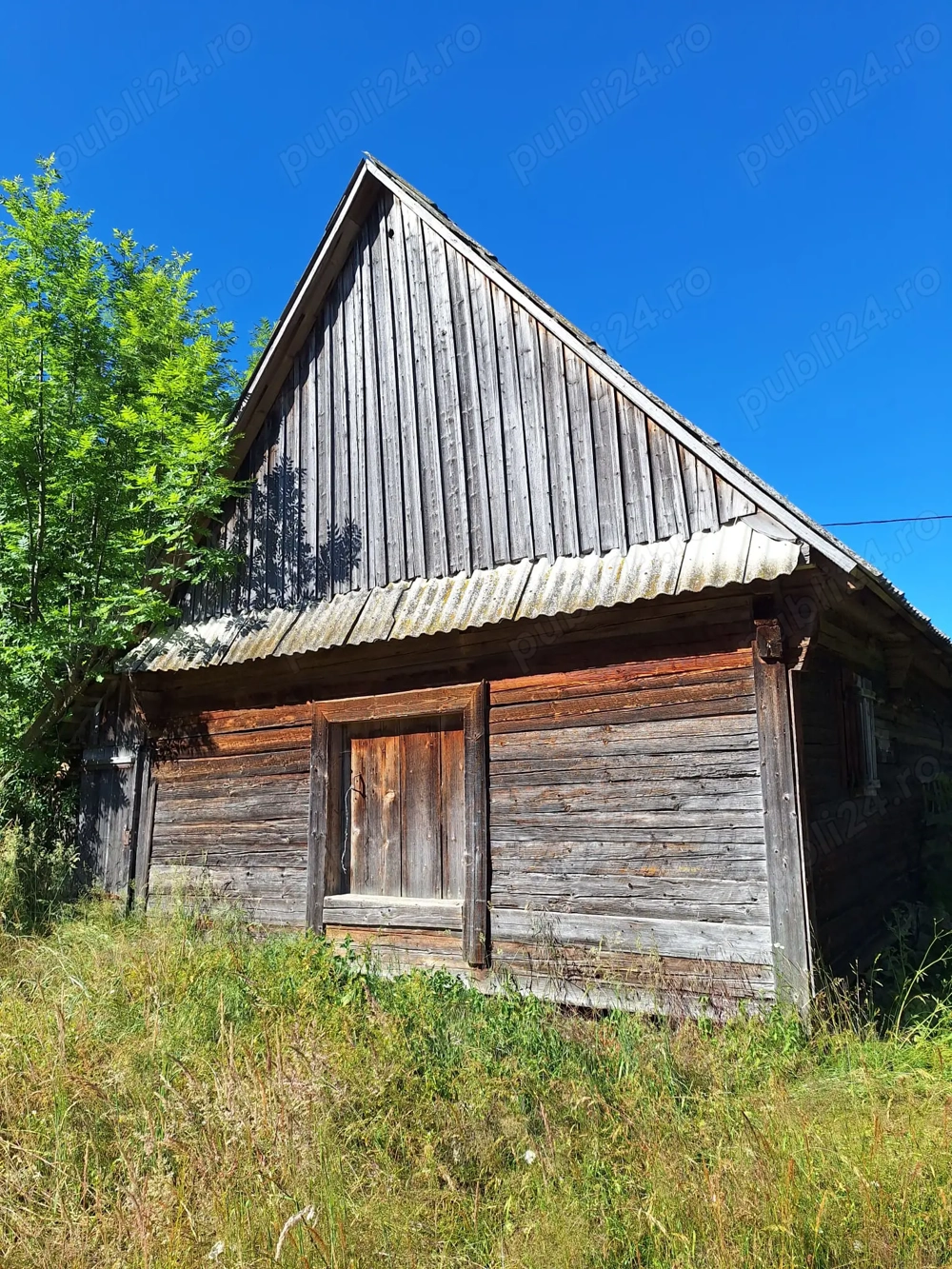 Vând grajd + șură din bârne de lemn, 10 m lungime, 6 m lățime, 60 metri pătrați, stare foarte bună. 