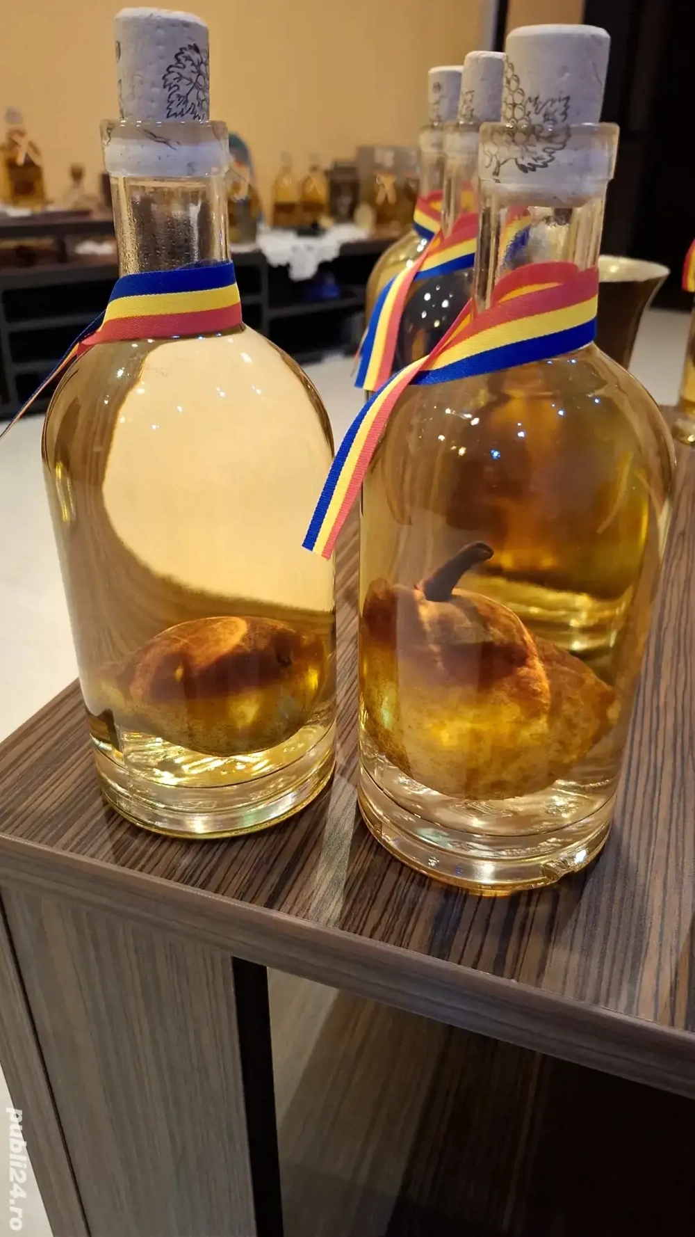 palinca din pere cu para in sticla