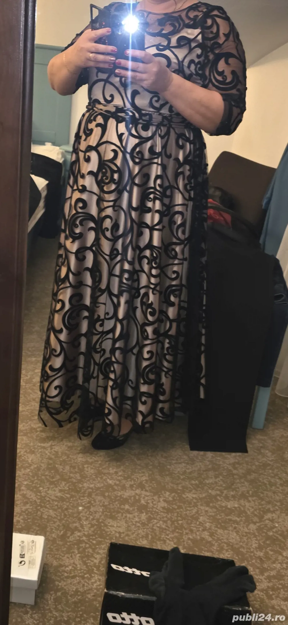 Rochie elegantă din dantelă neagră cu mâtase roz .