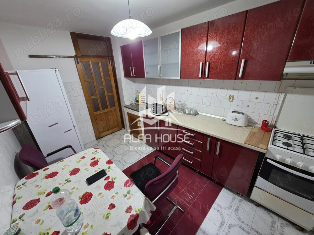 Apartament 3 camere cf.1 decomandat , zona Moroasa!