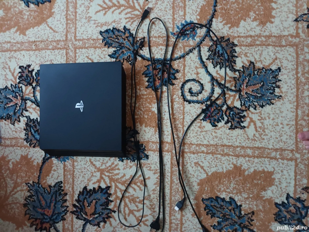 vand: PS4 Pro in stare buna cu 7 jocuri si 2 manete
