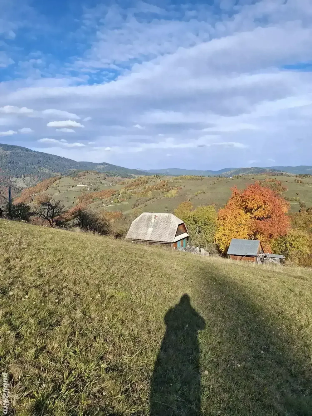 vand teren cu casa la munte