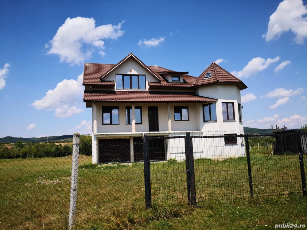 Casă P+1+M, 350 mp, teren 70 ari, Livezile, la 9 km de Bistr...