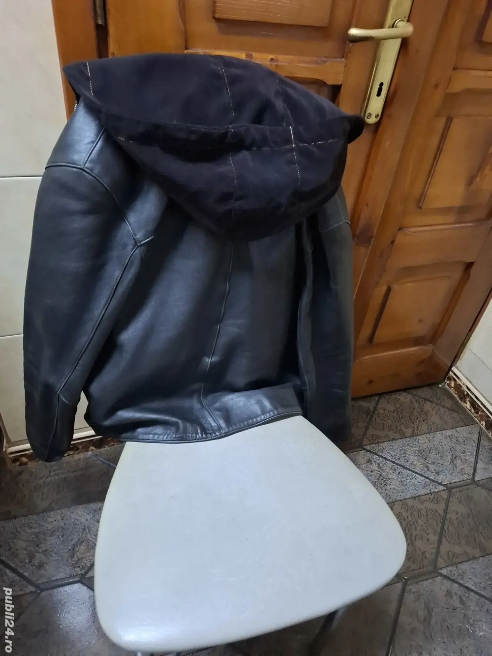 vind geaca piele 200 lei