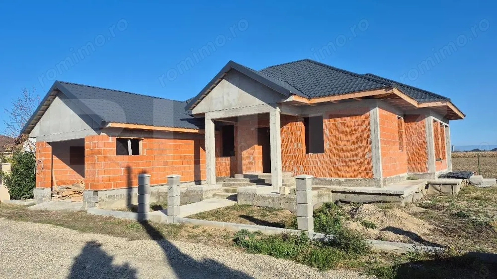 Casa la rosu, 4 camere, 145,31 mp utili, 715 mp teren, zona Martinesti