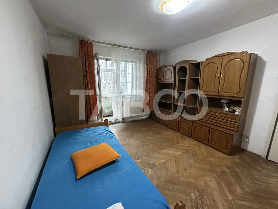 Apartament semidecomandat 2 camere balcon etaj 2 zona Negoiului