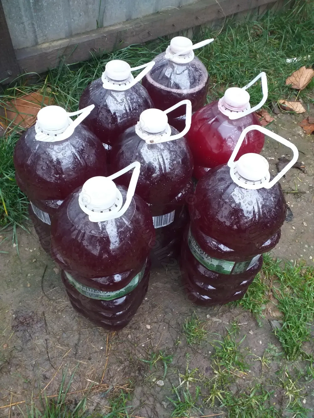 Vin de Butura Viță de vie, natural roșu, curat fără ingrediente și Țuică Bătrână de Prune > 10ani.