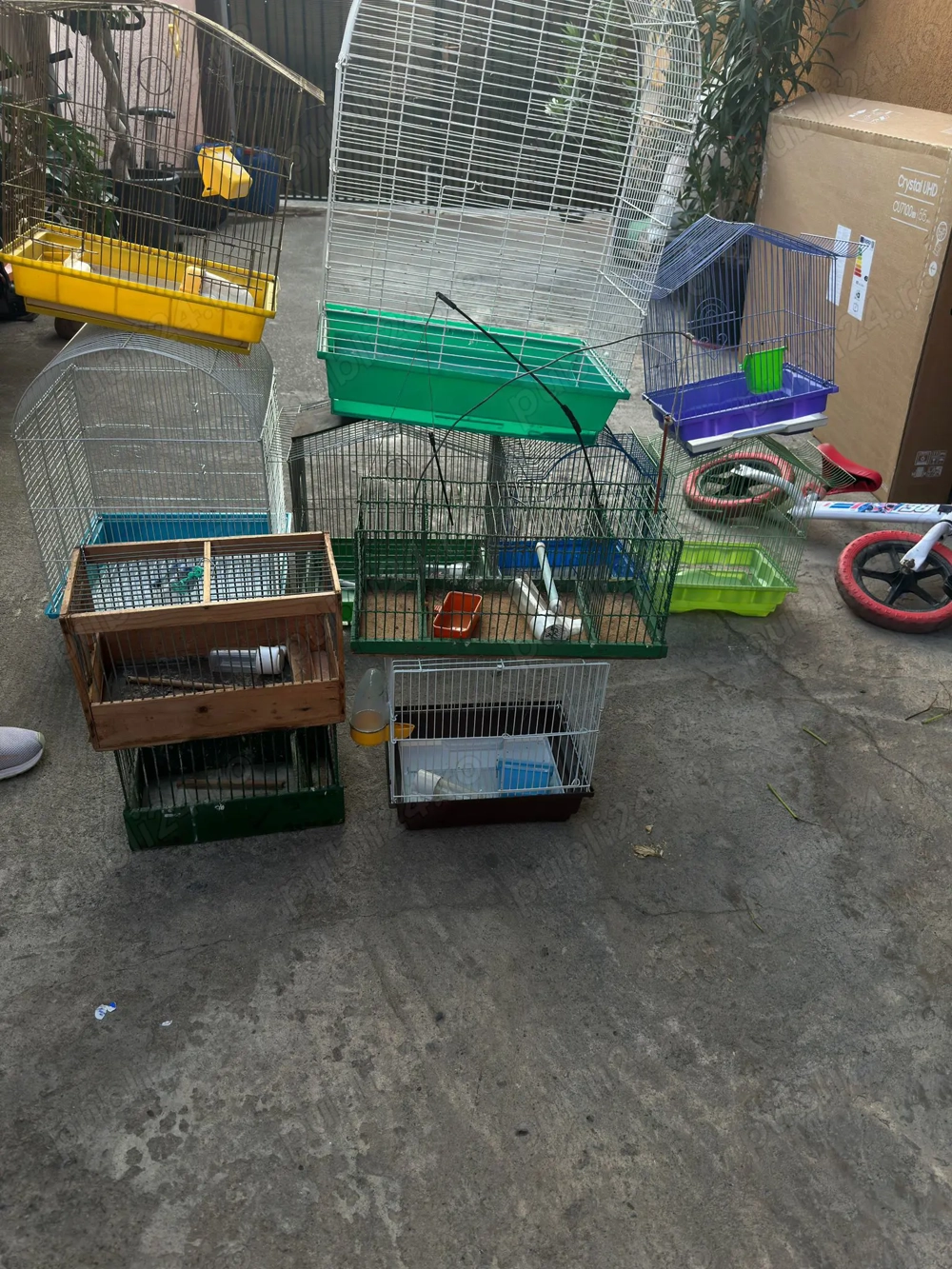 Vând colivii diferite modele ,folosite puțin, aproape noi.