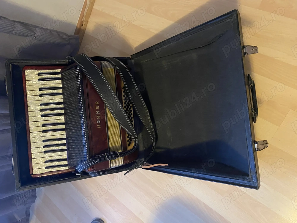 Vând acordeon Hohner sită la preț f bun!