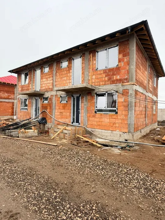 Casă nouă cu 3 dormitoare, 2 băi și teren de 220 mp