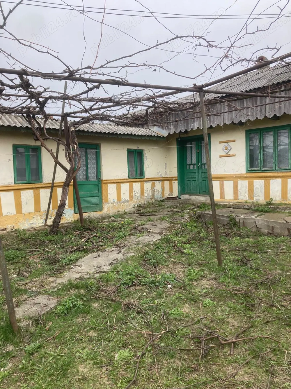 Casa bătrânească de vânzare 