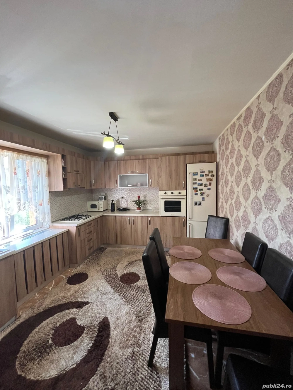 Închiriez apartament spatios [64 mp] zona Calea Moldovei,cu parcare inclusa 