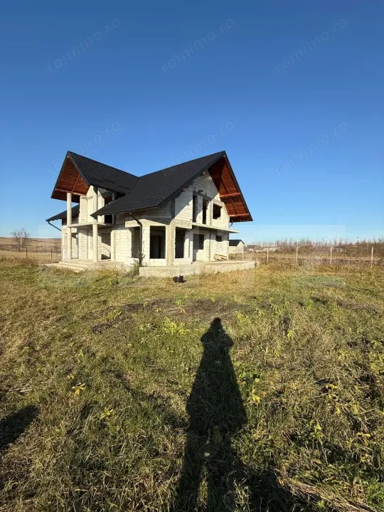 Casa cu etaj la rosu, 160 mp utili, 1200 mp teren, zona Trei Movile - Scheia