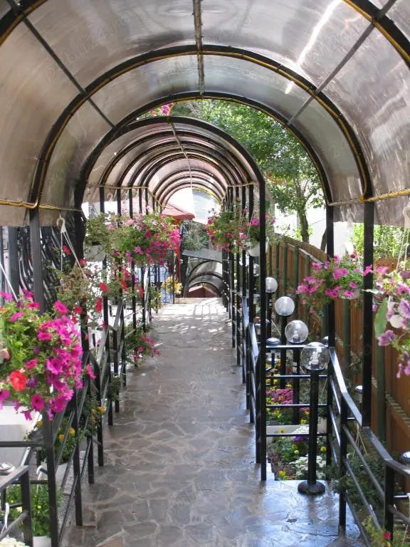 De vanzare -Pensiune cu 21 camere situata in Sinaia,central