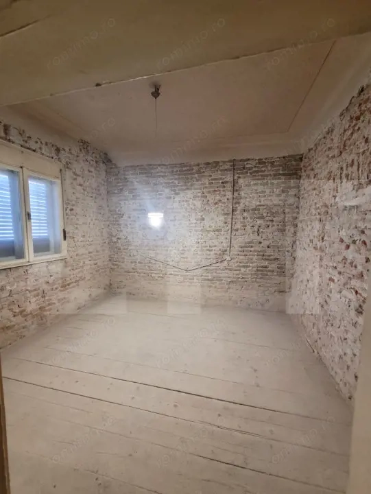 APARTAMENT 3 CAMERE LA CURTE COMUNA 80 MP ZONA PIATA SARBEASCA  PRET 40000