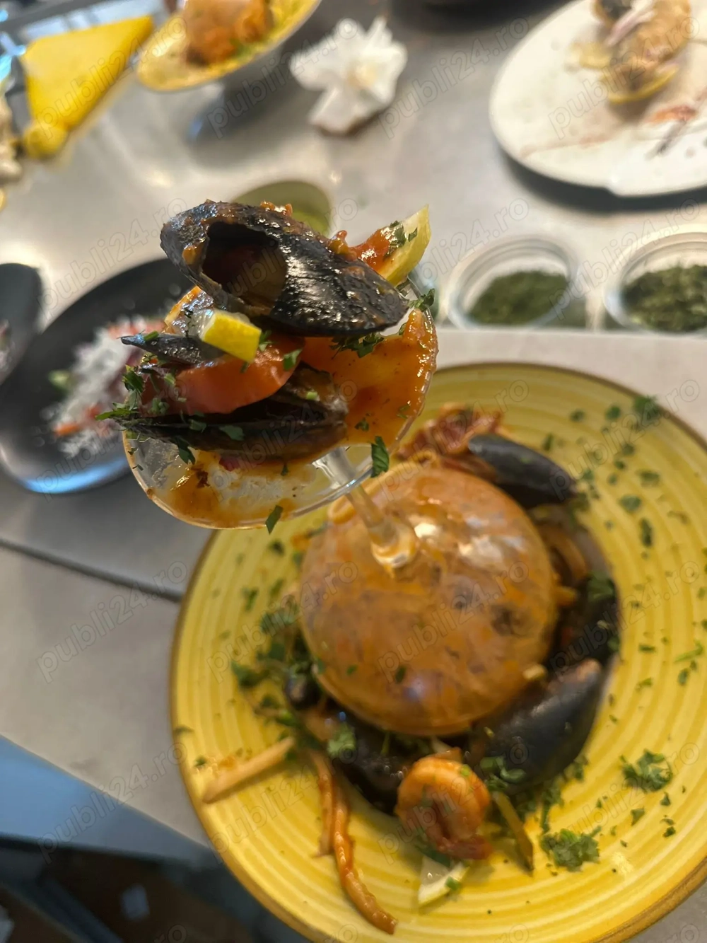 Doresc angajare ca bucătar. 