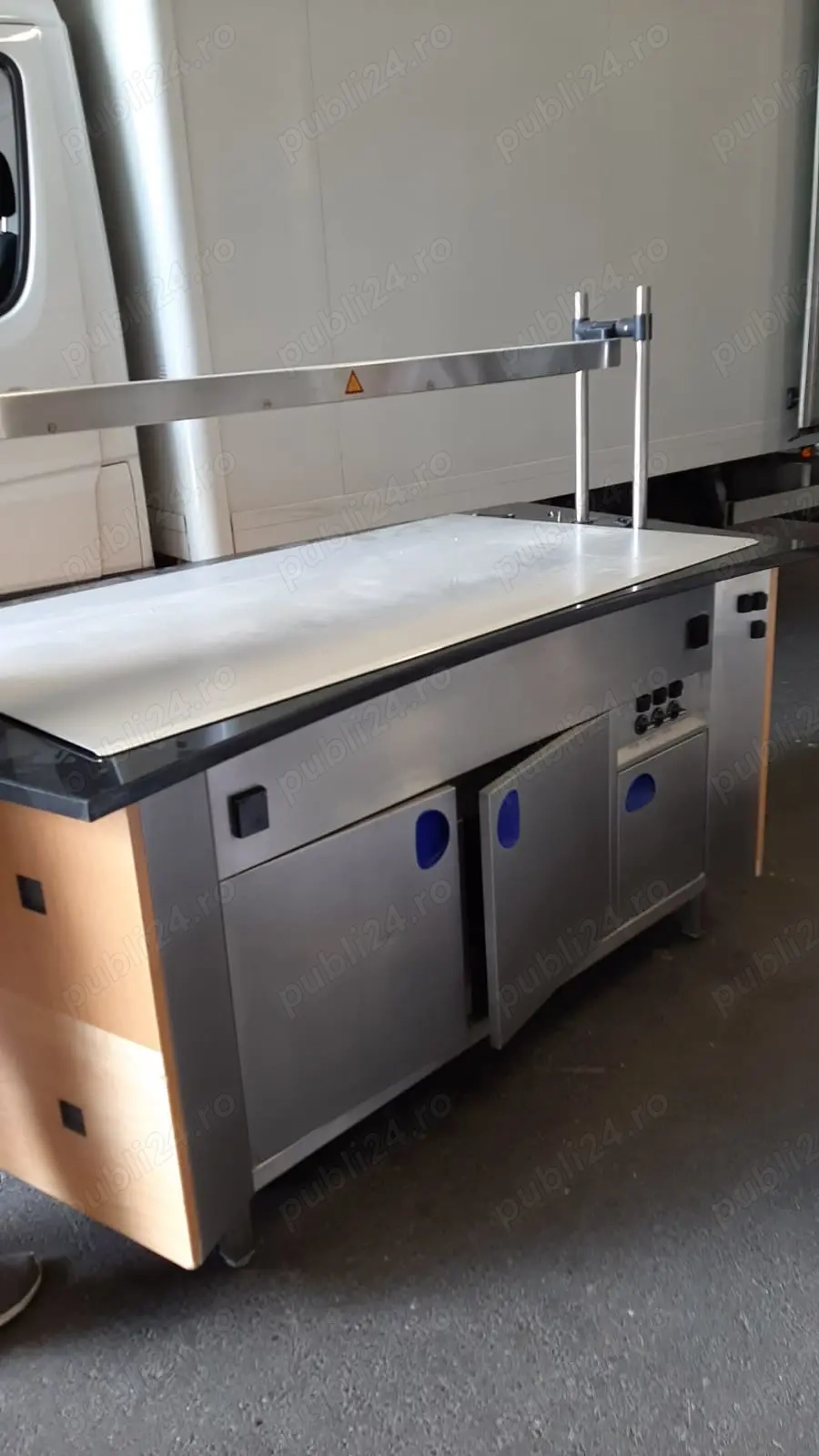 Vitrina pt.tinut la cald 