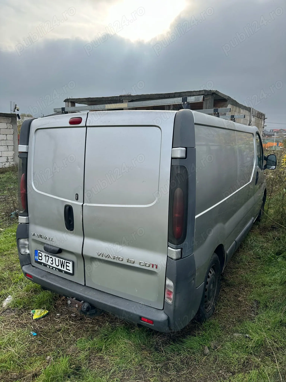 Vând Opel vivaro pe drepta. 