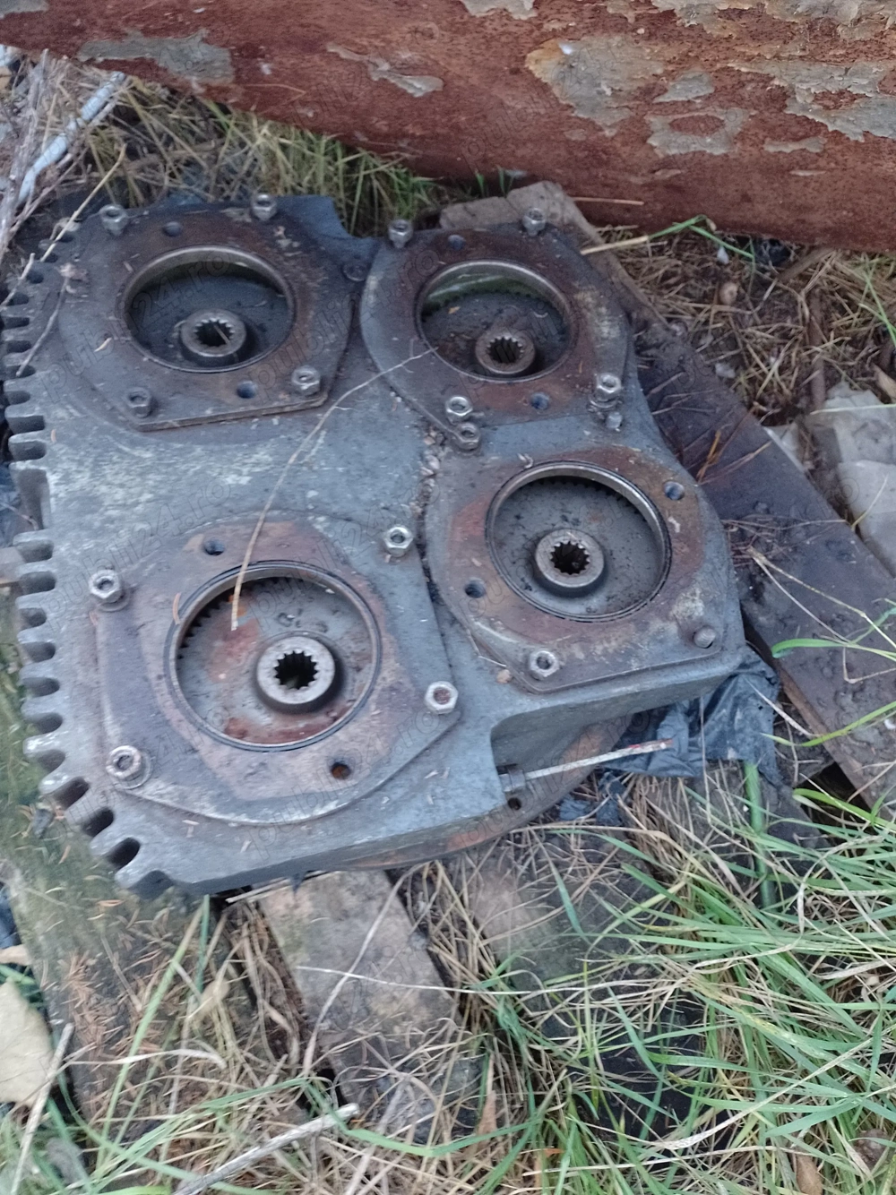 Reductor cuplare pompe hidraulice pentru finisor asfalt sau  foreză 