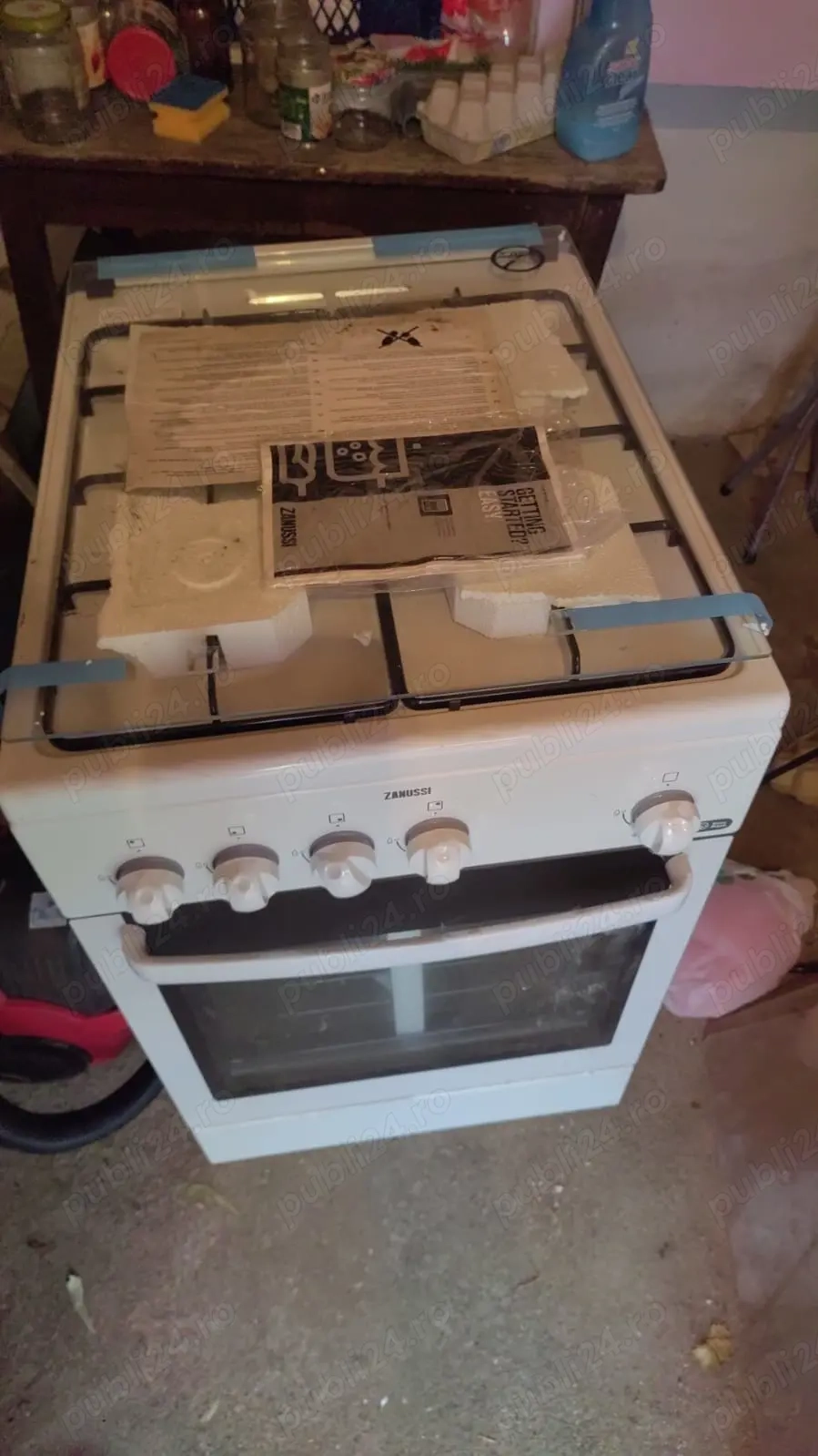 Vând aragaz zanussi