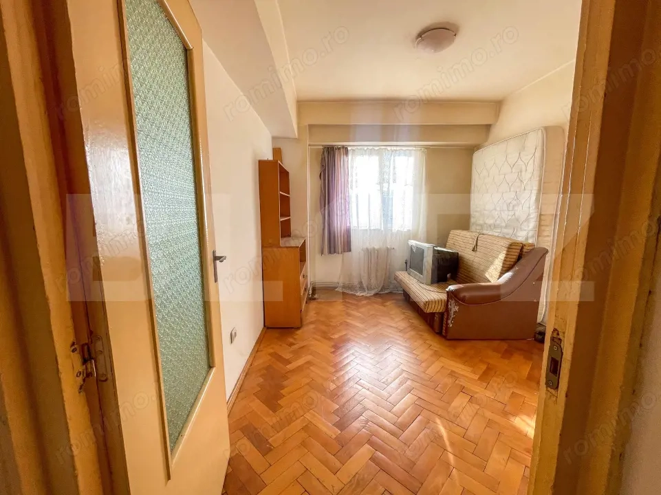 Apartament de 3 camere decomandat, 75 mp, 2 băi, 2 balcoane, etaj intermediar.