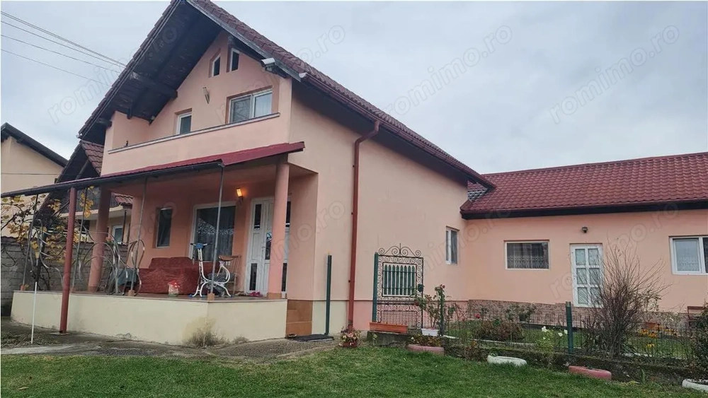 Proprietate deosebită cu două case și teren 5.600 mp, situată in zonă liniștită, Golești