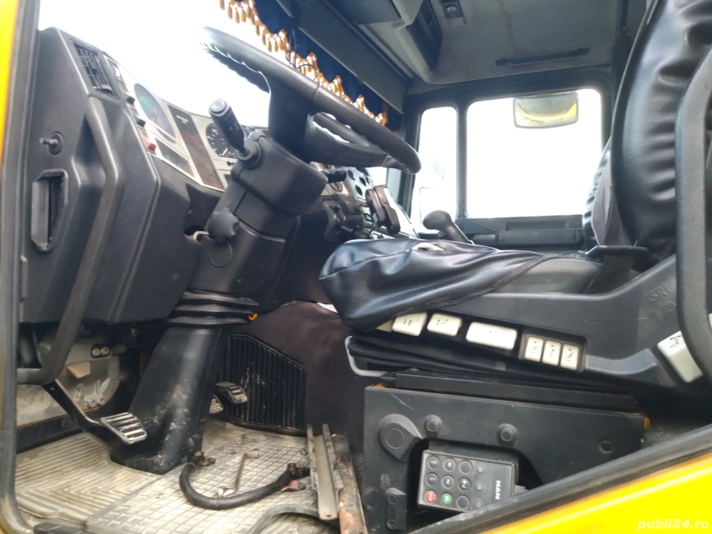 Vand camion MAN cu macara
