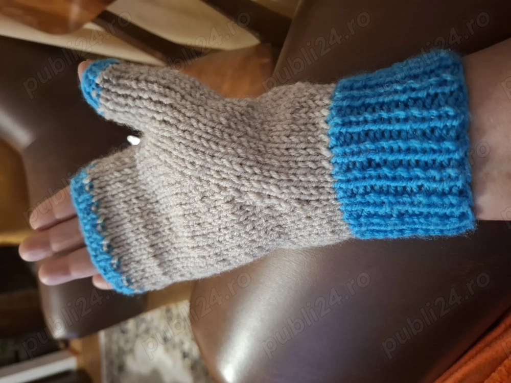 Mănuși tricotate manual 