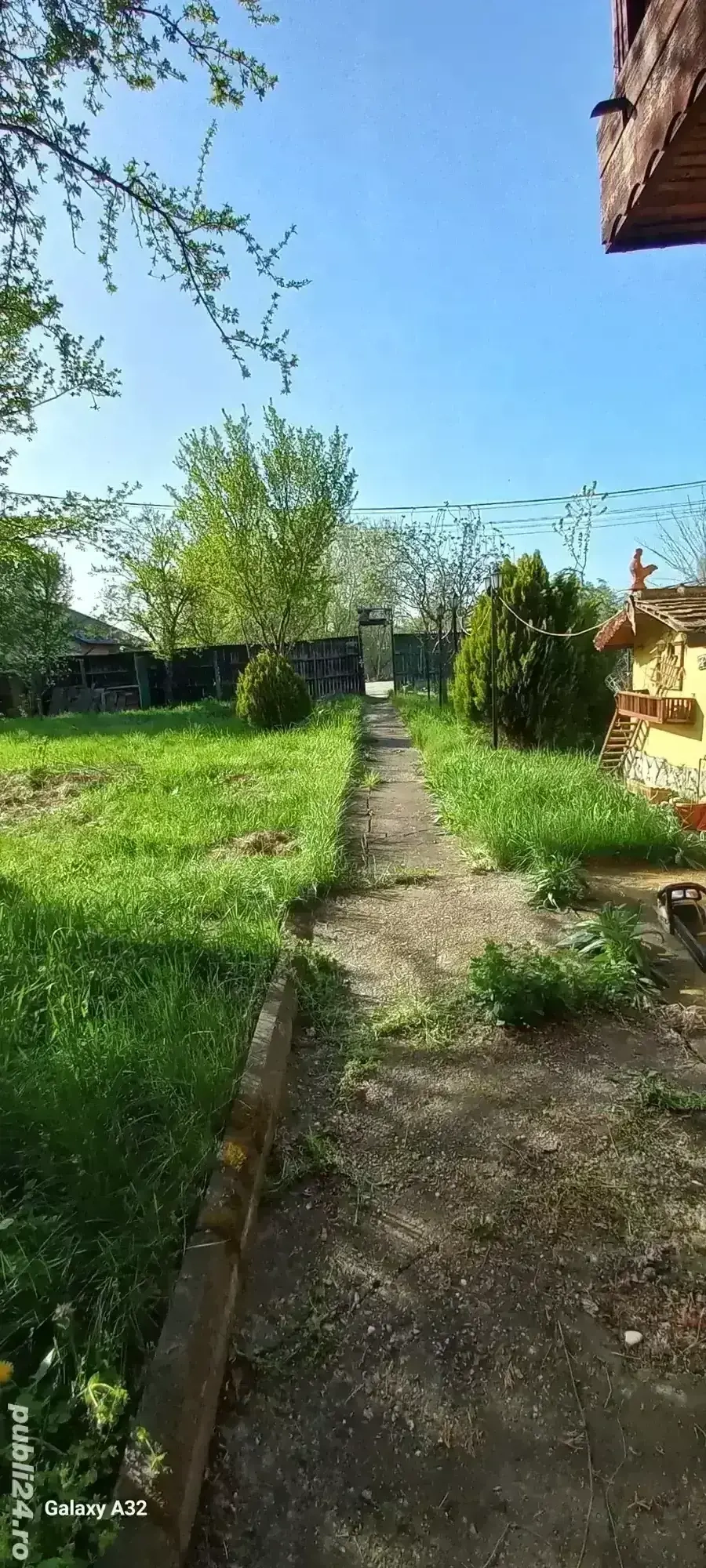 Casa la curte cu teren generos