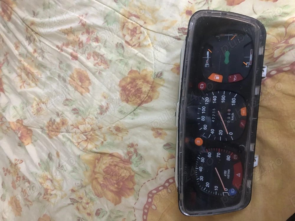 De vinzare ceasuri bord Dacia pret 200 lei tel 0757388407