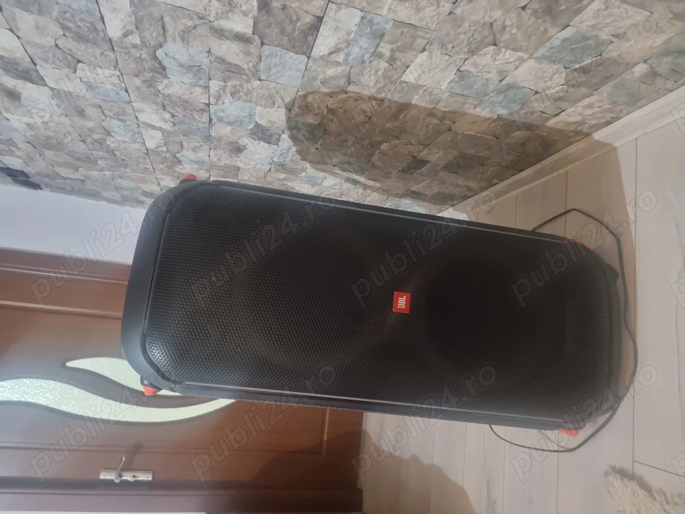 Vand Jbl 710 -  o boxa foarte puternica si de calitate se aude bestial care se merita sa o ai in cas