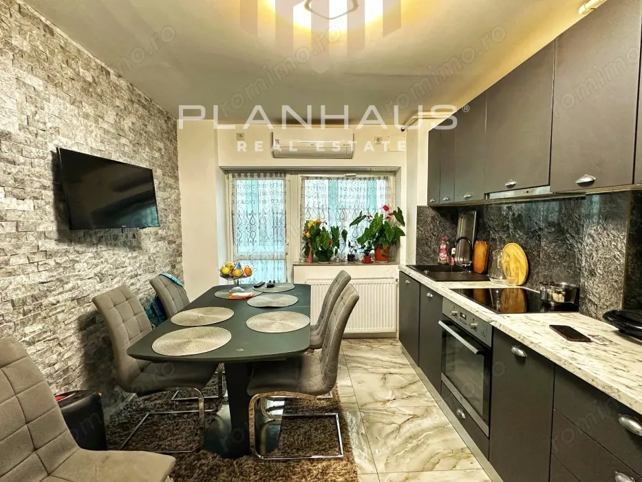 Apartament cu 3 camere - str. Decebal (zona Semiluna)