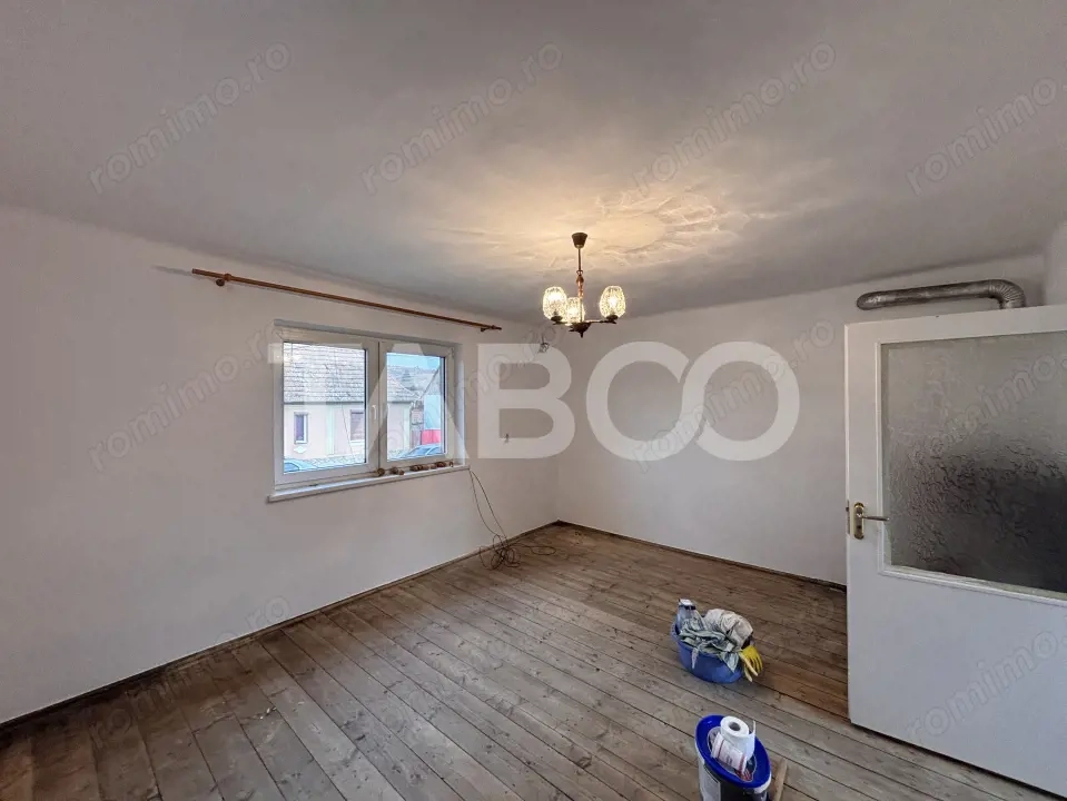 Casa individuala de vanzare cu 3 camere 1020 mp teren in Hamba