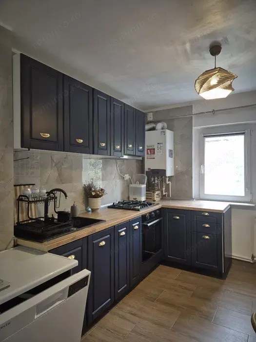 Aproape de Sala Olimpia. Bloc izolat. Renovat complet.