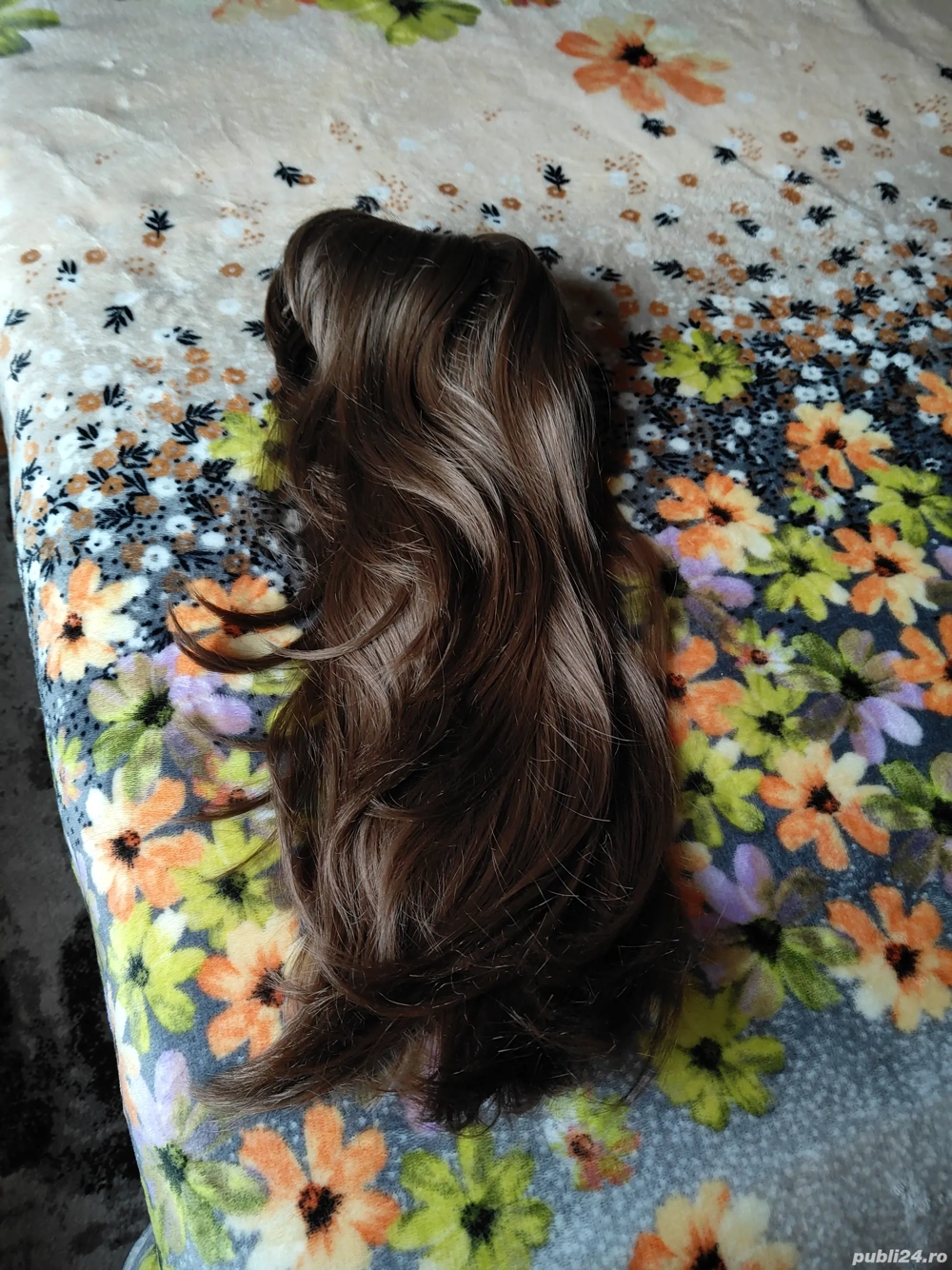 Vand peruca cu par lung.