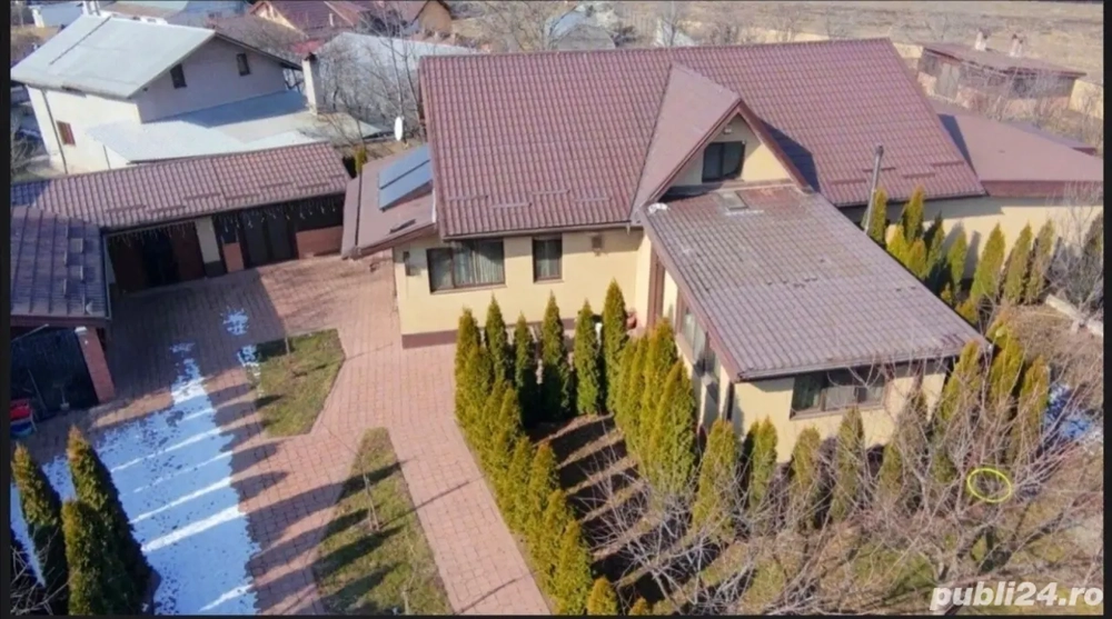 Vând casă din 2009 plus clădiri anexe (590mp) complet mobilată și utilată 