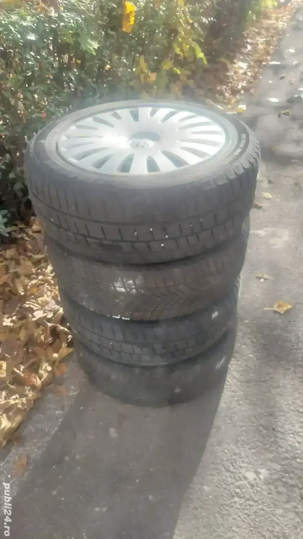 set 4 buc jenti tabla cu anvelope 205/55 R16 si capace originale vw