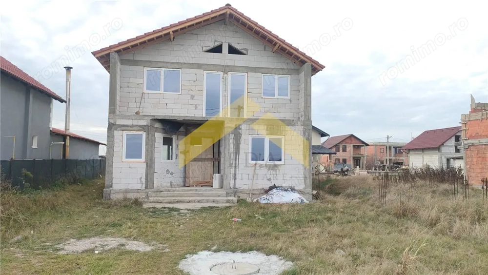 Casa la rosu de vanzare in localitatea Fantanele