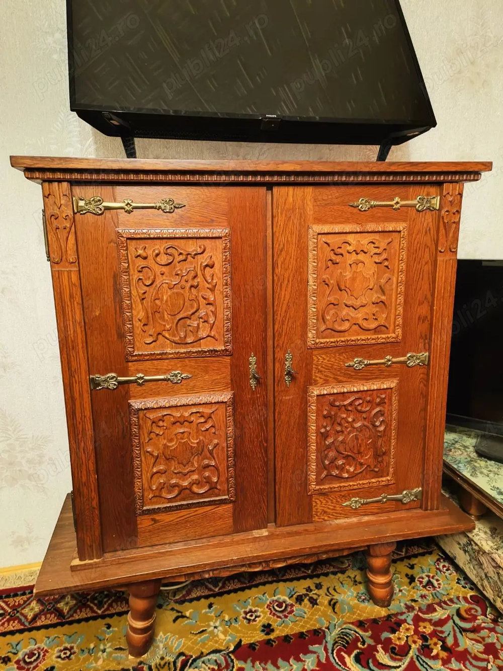 Vand corp de mobila veche