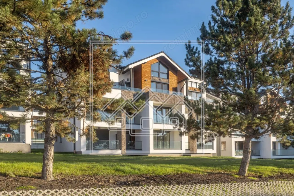 Apartamen decomandat cu 2 camere si baie cu geam