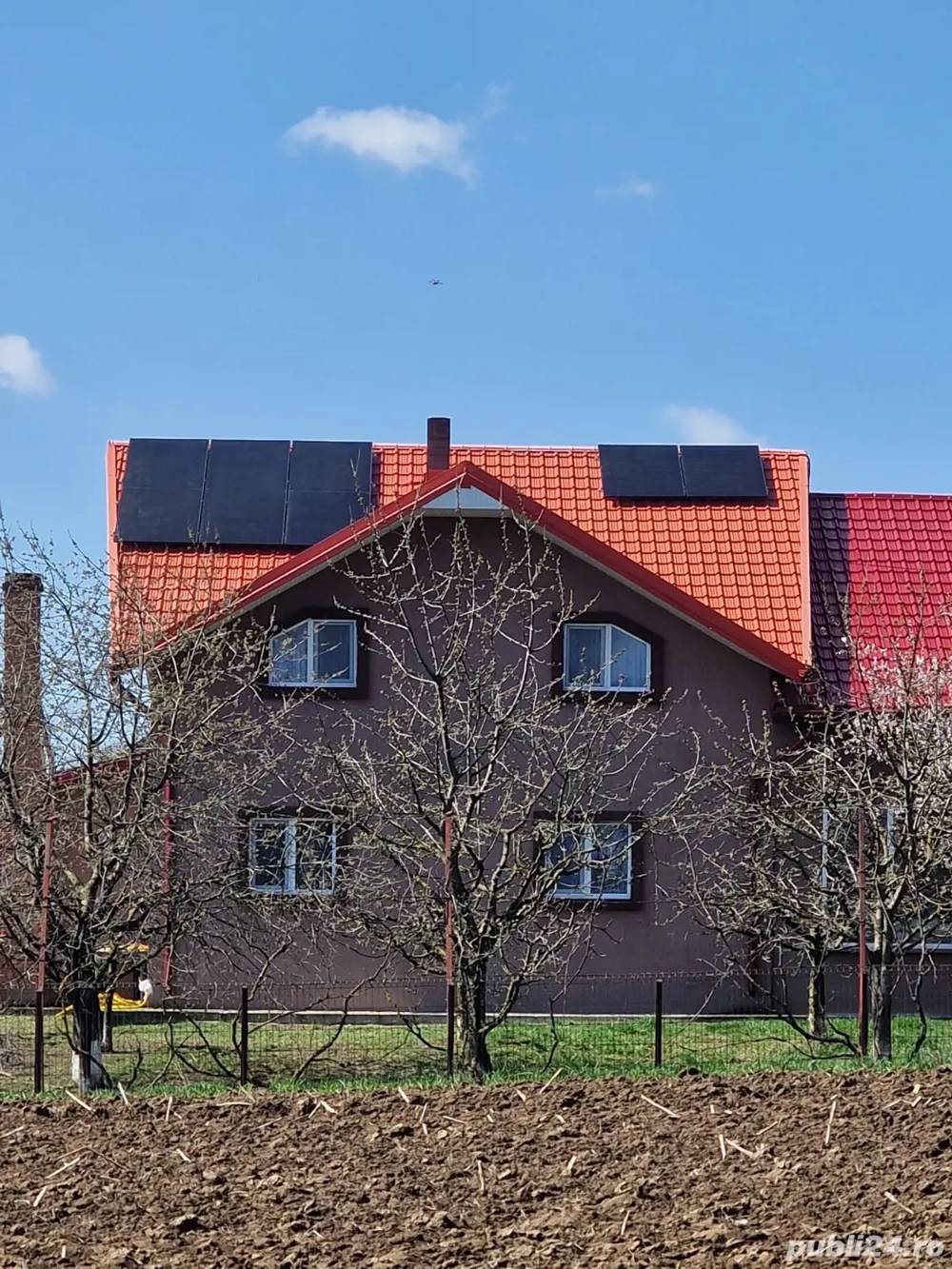 Vand casă..1 h de teren 