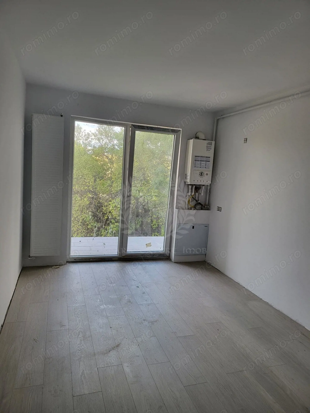 // 2 CAMERE// WHITE TOWER//