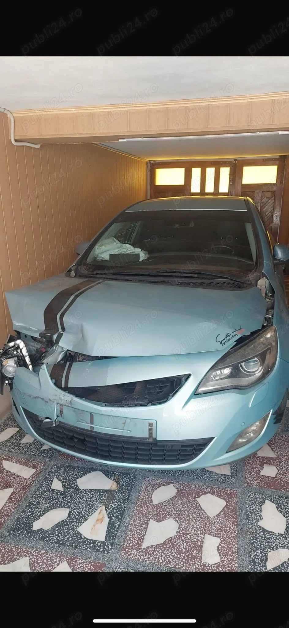 Vand Opel astra j,avariata. Preț avantajos