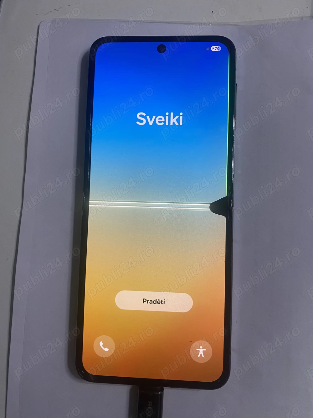 Display Samsung Flip5 5G, cu o mica spatura (atentie este numai display)