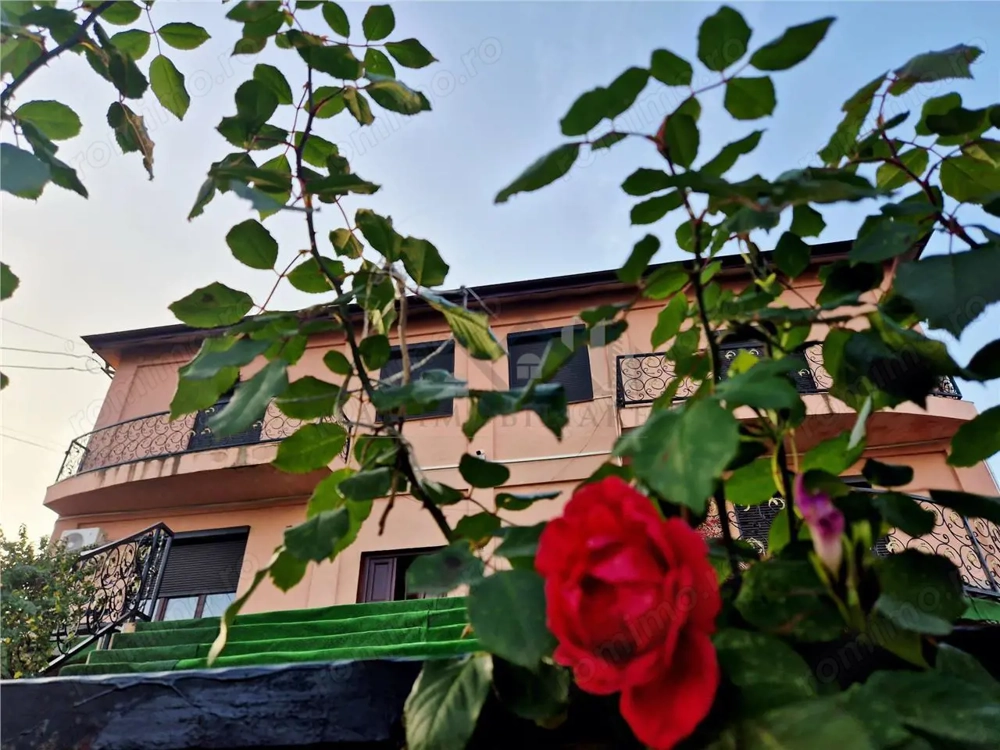 Casa tip duplex spatioasa cu garaj