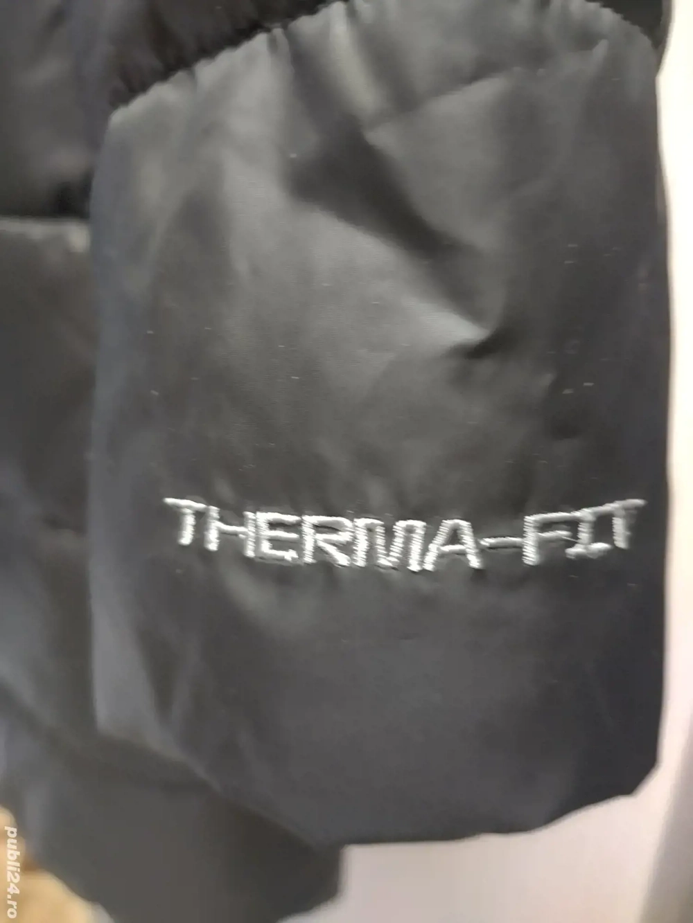 vând geacă Nike nouă lungă neagră cu glugă și etichete de iarnă.