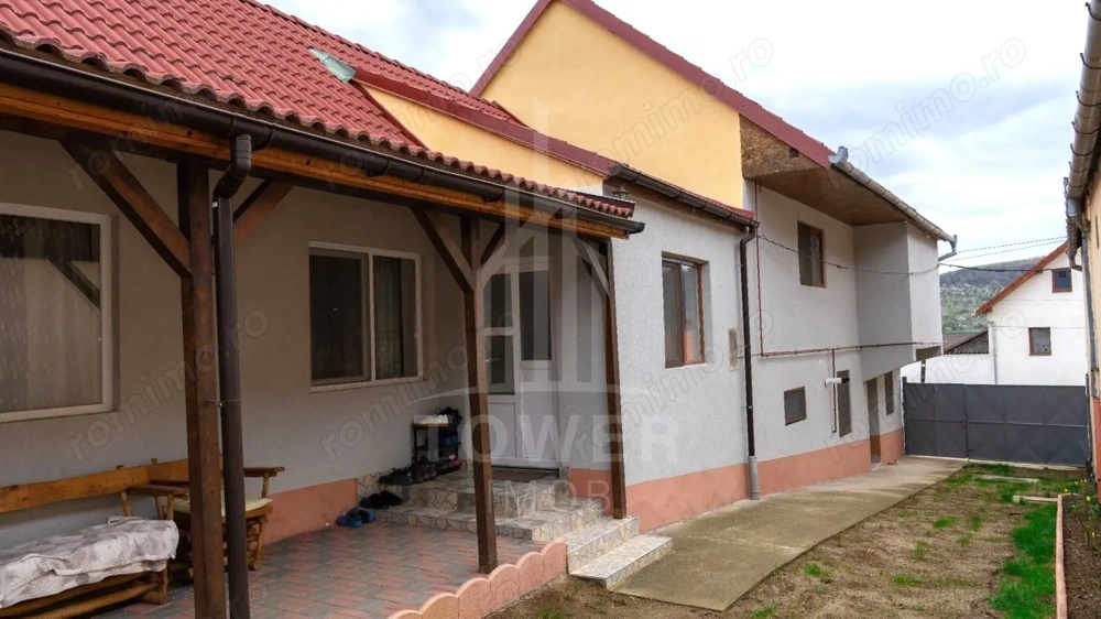  Casă spațioasă în Roșia, priveliște spre Munții Făgăraș - Comision 0%